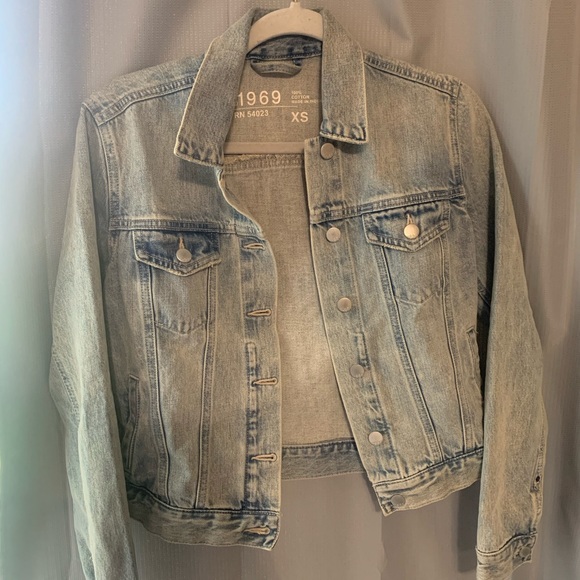 Light wash denim jacket! - Picture 1 of 2